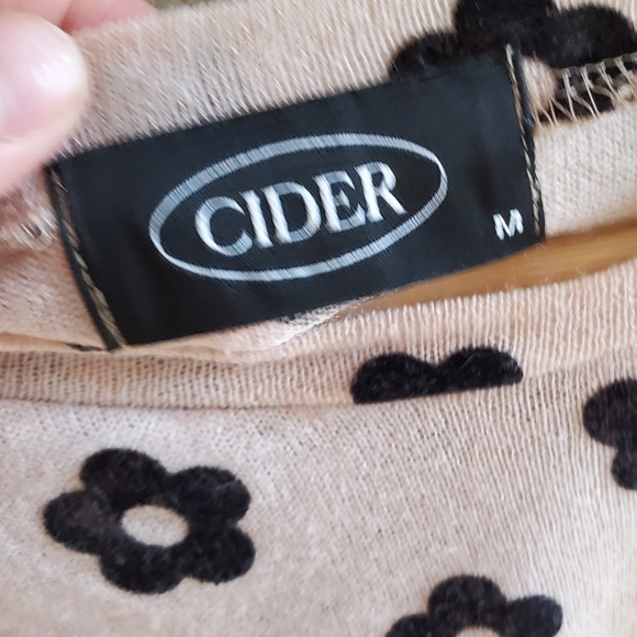 Flower Pattern Top puff sleeve Sz M - Picture 9 of 10